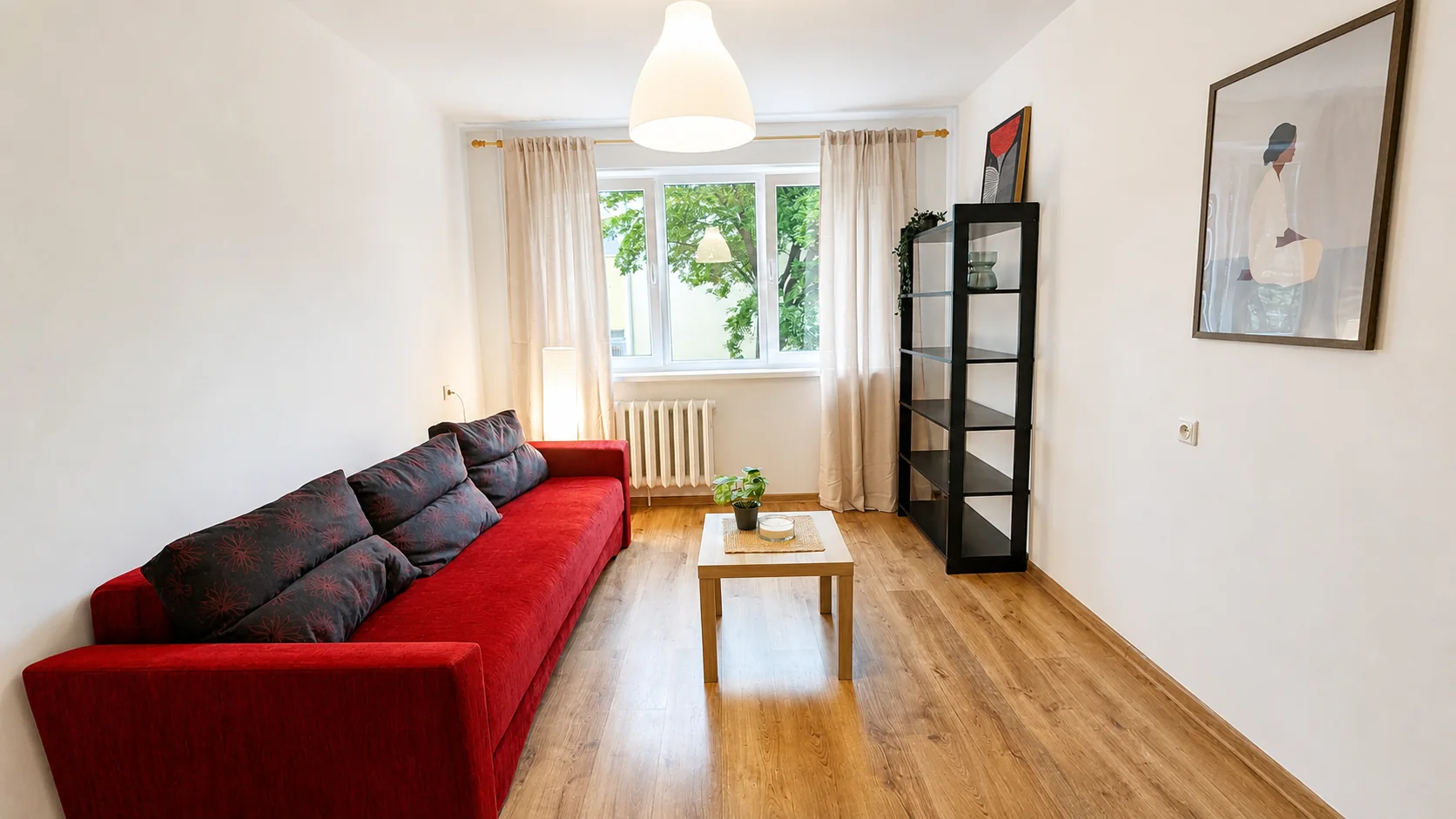 Erdvus gyvenamasis kambarys su sofa